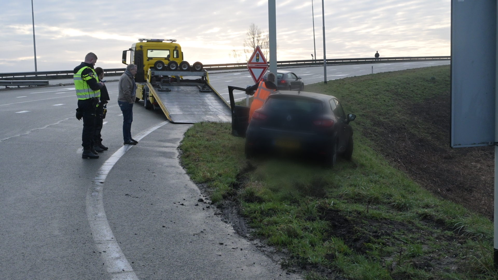Foto: ongeval zondag auto in berm.jpg